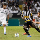 El jugador holands Clarence Seedorf (c) anot el nico gol de su equipo.