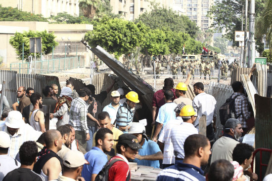 ENFRENTAMIENTO. Cientos de civiles chocan con tropas militares en El Cairo.