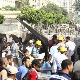 ENFRENTAMIENTO. Cientos de civiles chocan con tropas militares en El Cairo.