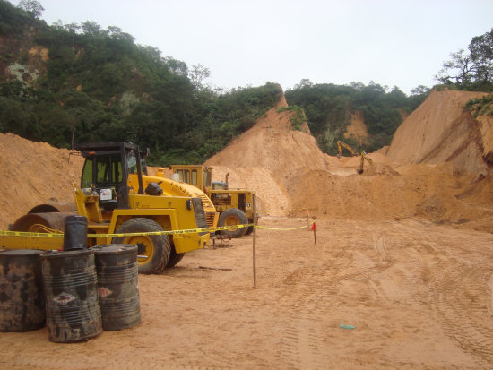 OBRA. Asfaltarn el camino en el Chaco.