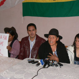 DENUNCIA. La ex prefecta Savina Cullar en la conferencia que ofreci ayer en su casa.