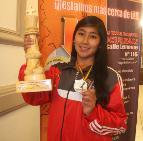 Ana Gabriel Quispe muestra su trofeo y medalla de subcampeona.