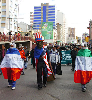 PROTESTA. Miles de personas leales al Gobierno se manifestaron ayer en La Paz contra pases europeos y Estados Unidos.