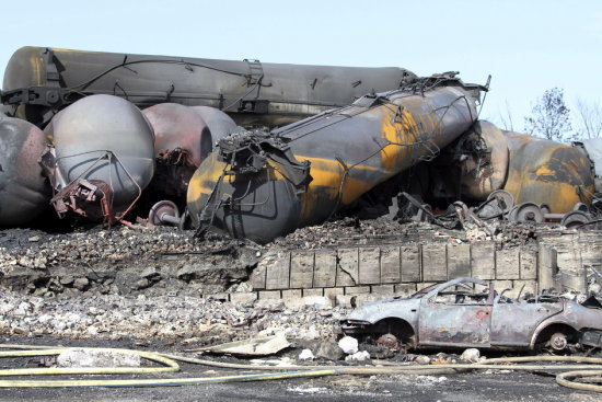 PESQUISAS. Los investigadores creen que el tren se desplazaba a gran velocidad cuando se accident.