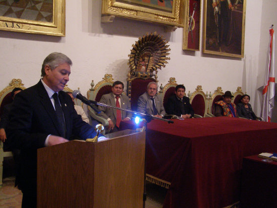 CONMEMORACIN. El cnsul argentino para el sur de Bolivia, Daniel Horacio Baleirn anoche, durante su alocucin en el Saln de la Independencia.