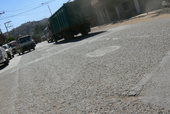 POSTERGADO. Los conductores tienen dificultades para circular por la Destacamento Chuquisaca, va que debi ser pavimentada el ao 2004.