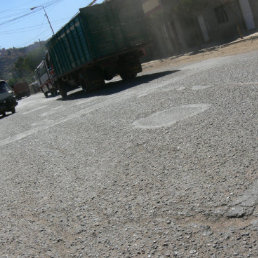 POSTERGADO. Los conductores tienen dificultades para circular por la Destacamento Chuquisaca, va que debi ser pavimentada el ao 2004.