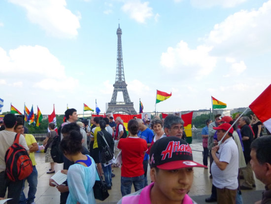 SOLIDARIDAD. Varios activistas latinos y oporitores al Gobierno francs protestaron en Francia por lo sucedido con el avin presidencial.