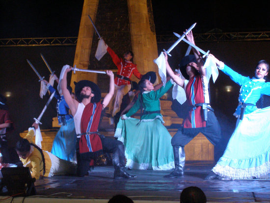 HOMENAJE. La presentacin del Ballet Municipal con la elega a Juana Azurduy en plaza 25 de Mayo.