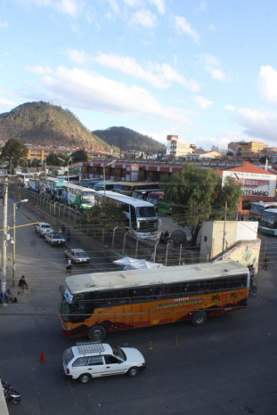 CONFLICTIVO. La actual Terminal de Buses est saturada por buses y pasajeros.