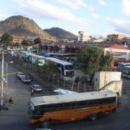 CONFLICTIVO. La actual Terminal de Buses est saturada por buses y pasajeros.