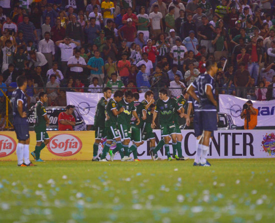 Los jugadores de Oriente Petrolero festejan el gol de Lucas Daz, que les dio el empate y la clasificacin a la siguiente fase del torneo de invierno.