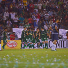 Los jugadores de Oriente Petrolero festejan el gol de Lucas Daz, que les dio el empate y la clasificacin a la siguiente fase del torneo de invierno.