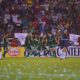 Los jugadores de Oriente Petrolero festejan el gol de Lucas Daz, que les dio el empate y la clasificacin a la siguiente fase del torneo de invierno.