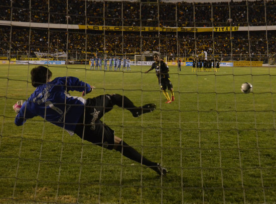 El lateral Jair Torrico remata el penal que le dio el triunfo al equipo atigrado de The Strongest.