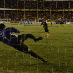 El lateral Jair Torrico remata el penal que le dio el triunfo al equipo atigrado de The Strongest.