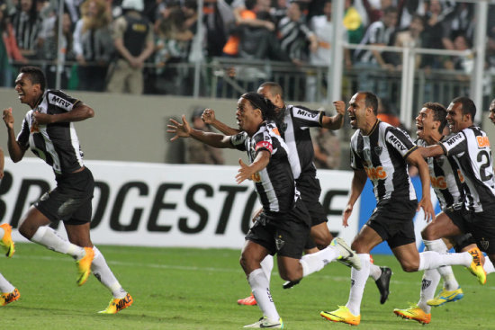 Jugadores de Atltico Mineiro celebran tras vencer a Newells Old Boys; abajo, el DT Cuca festeja la clasficacin.