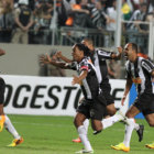 Jugadores de Atltico Mineiro celebran tras vencer a Newells Old Boys; abajo, el DT Cuca festeja la clasficacin.