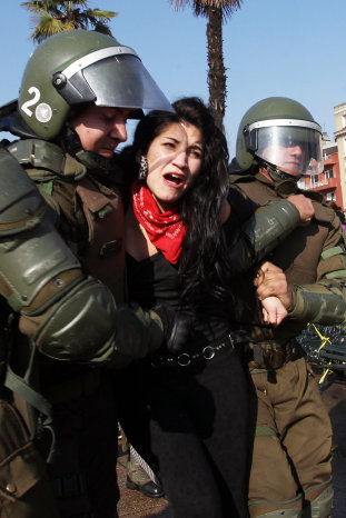 PROTESTA. Una mujer chilena es detenida durante una manifestacin en Santiago.