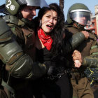 PROTESTA. Una mujer chilena es detenida durante una manifestacin en Santiago.