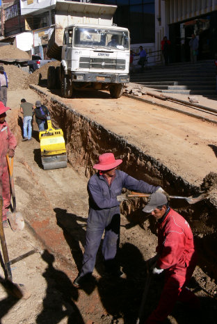 OBRAS. La Alcada repone la calzada.