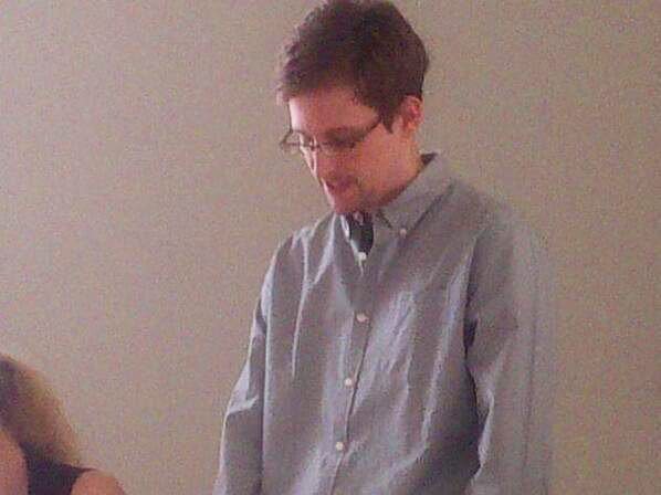 ENCUENTRO. Edward Snowden se reuni ayer con diputados y activistas rusos.