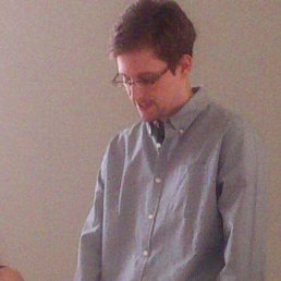 ENCUENTRO. Edward Snowden se reuni ayer con diputados y activistas rusos.