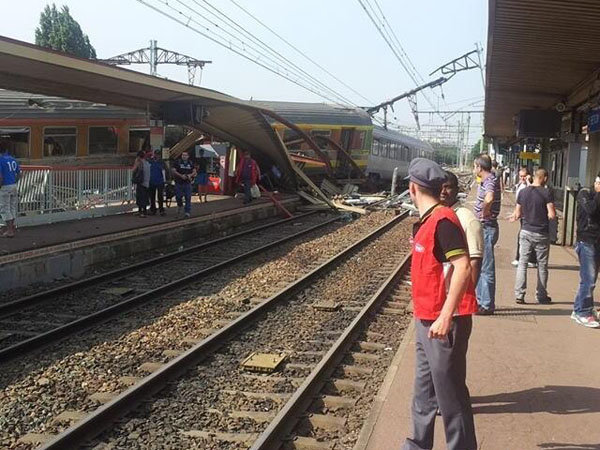 ACCIDENTE. Vista del tren de pasajeros accidentado ayer en las cercanas de Pars.