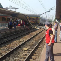 ACCIDENTE. Vista del tren de pasajeros accidentado ayer en las cercanas de Pars.