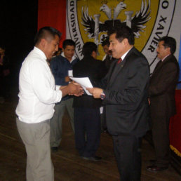 TEMS. La entrega se realiz en el Teatro Gran Mariscal de Ayacucho.