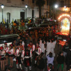 DESFILE. Agrupaciones folclricas recorrieron anoche las calles de la ciudad.