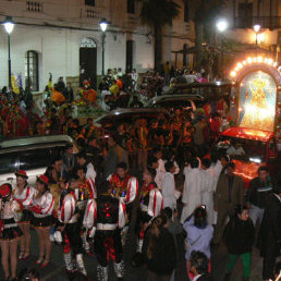 DESFILE. Agrupaciones folclricas recorrieron anoche las calles de la ciudad.