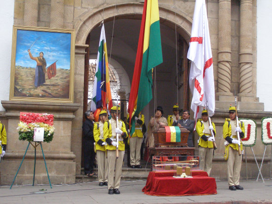 HOMENAJE. Las autoridades rinden honores a dona Juana en la Casa de la Libertad.