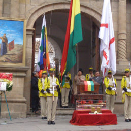 HOMENAJE. Las autoridades rinden honores a dona Juana en la Casa de la Libertad.