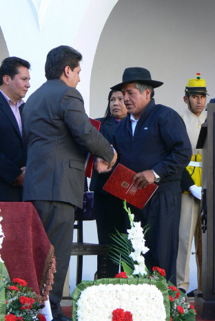 DEBER CUMPLIDO. Romero entrega el documento al presidente del TCP, Rudy Flores.