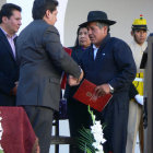 DEBER CUMPLIDO. Romero entrega el documento al presidente del TCP, Rudy Flores.