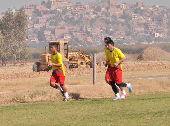 Los jugadores de Wilstermann se entrenan en su complejo.