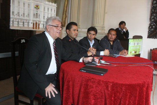 Osvaldo Maggi (i), Juan Pablo Yucra, Roberto Aracena y Gustavo Romero luego de la reunin, ayer.