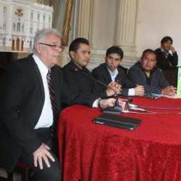 Osvaldo Maggi (i), Juan Pablo Yucra, Roberto Aracena y Gustavo Romero luego de la reunin, ayer.