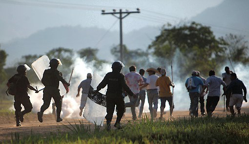 AGRESIN. La Polica no dej que los indgenas siguieran su marcha hacia La Paz y los reprimieron en Chaparina.