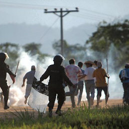 AGRESIN. La Polica no dej que los indgenas siguieran su marcha hacia La Paz y los reprimieron en Chaparina.