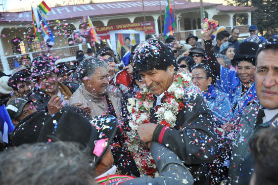 RECIBIMIENTO. Evo Morales en su encuentro con los pobladores de Sorata y Achacachi, con motivo de inaugurar una carretera asfaltada.