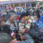 RECIBIMIENTO. Evo Morales en su encuentro con los pobladores de Sorata y Achacachi, con motivo de inaugurar una carretera asfaltada.