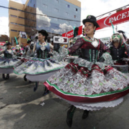 DANZA. Morenada en la fiesta del Gran Poder.