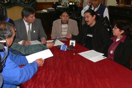 LANZAMIENTO. Autoridades y gestores presentan el evento a los medios.