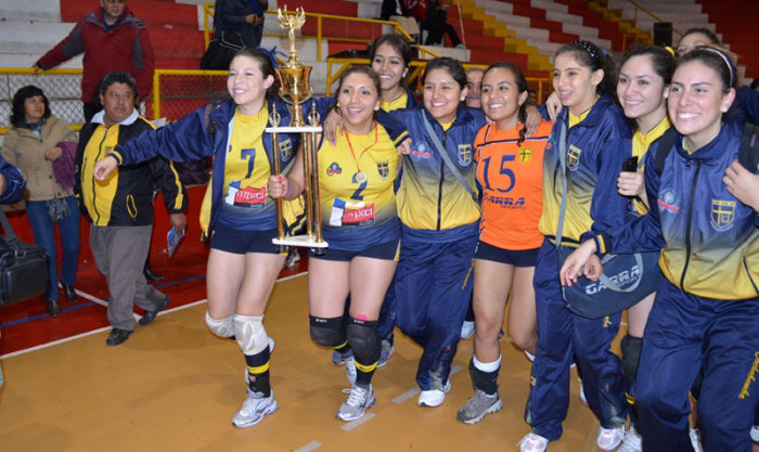 Las jugadoras de la UCB celebran la clasificacin.