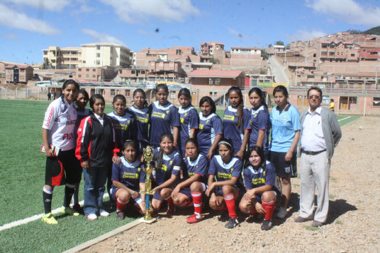 Las jugadoras y cuerpo tcnico de Deportivo Chuquisaca con su trofeo de campen, ayer, luego de derrotar a Sucre Capital.