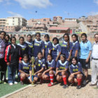 Las jugadoras y cuerpo tcnico de Deportivo Chuquisaca con su trofeo de campen, ayer, luego de derrotar a Sucre Capital.