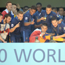 Los jugadores de Francia celebran durante la ceremonia de premiacin despus de la final de la Copa Mundial Sub-20, en el Ali Sami Yen Arena en Estambul, en Turqua.