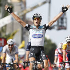 El pedalista Matteo Trentin (c) fue el primer italiano en cruzar como lder la meta en una etapa del Tour de Francia.